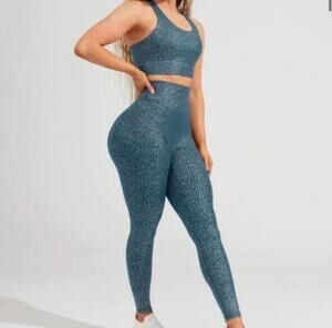 Buff Bunny Rosa pocket legging
"Bossy" print Nile blue size medium